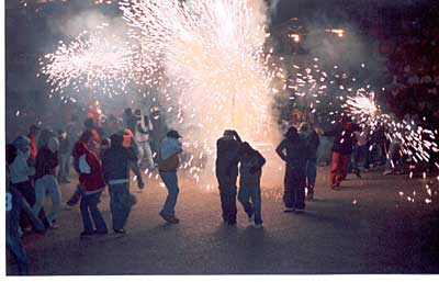 Imagen de una edición anterior del correfoc de Vilassar de Mar. Imagen de una edición anterior del correfoc de Vilassar de Mar.