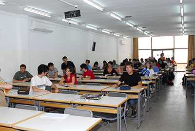 Els alumnes just abans de començar l'examen de català.
