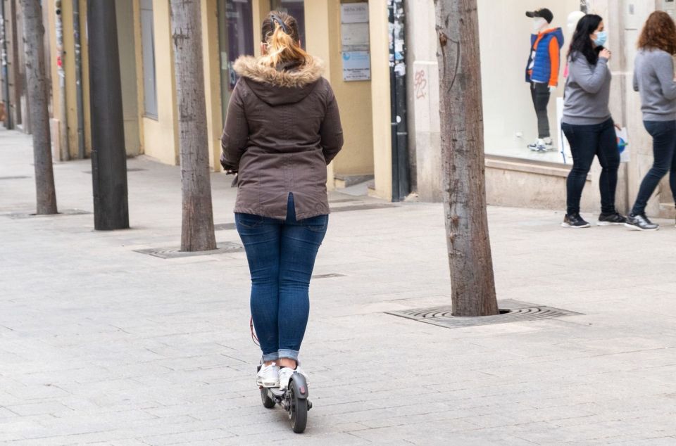 Patinete por la isla de peatones de Mataró Patinete por la isla de peatones de Mataró