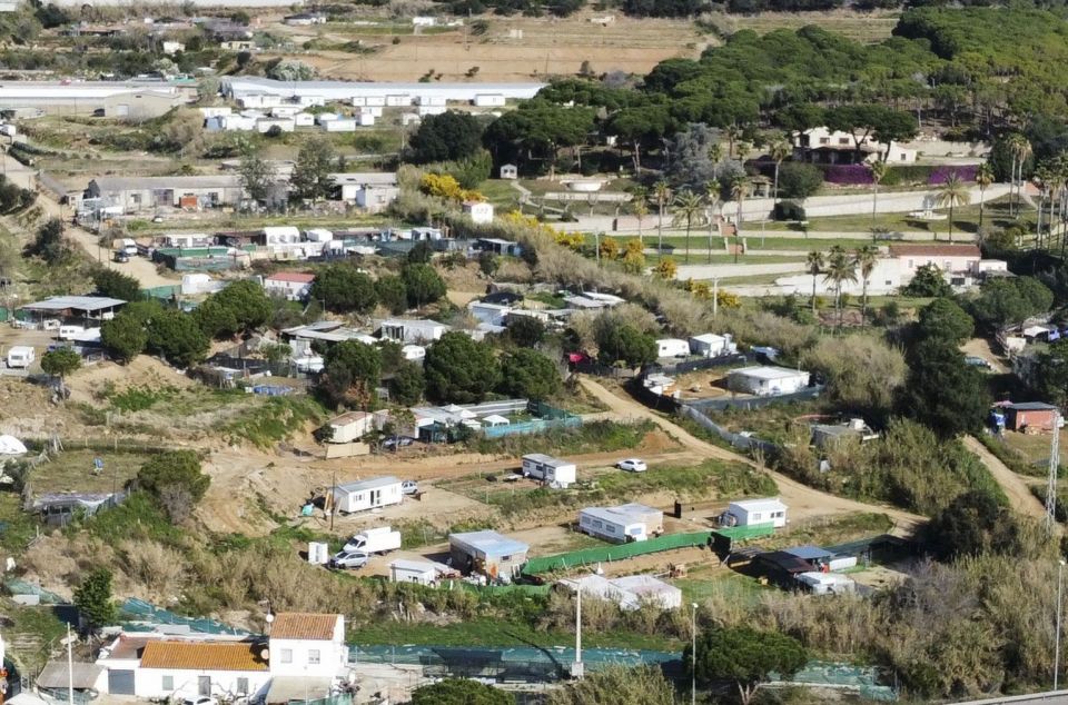 Proliferació de bungalous il·legals a Cinc Sènies. Foto: R. Gallofré Proliferació de bungalous il·legals a Cinc Sènies. Foto: R. Gallofré