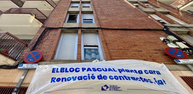 El bloque de Pascual Madoz, con la pancarta reivindicativa. Foto: ACN