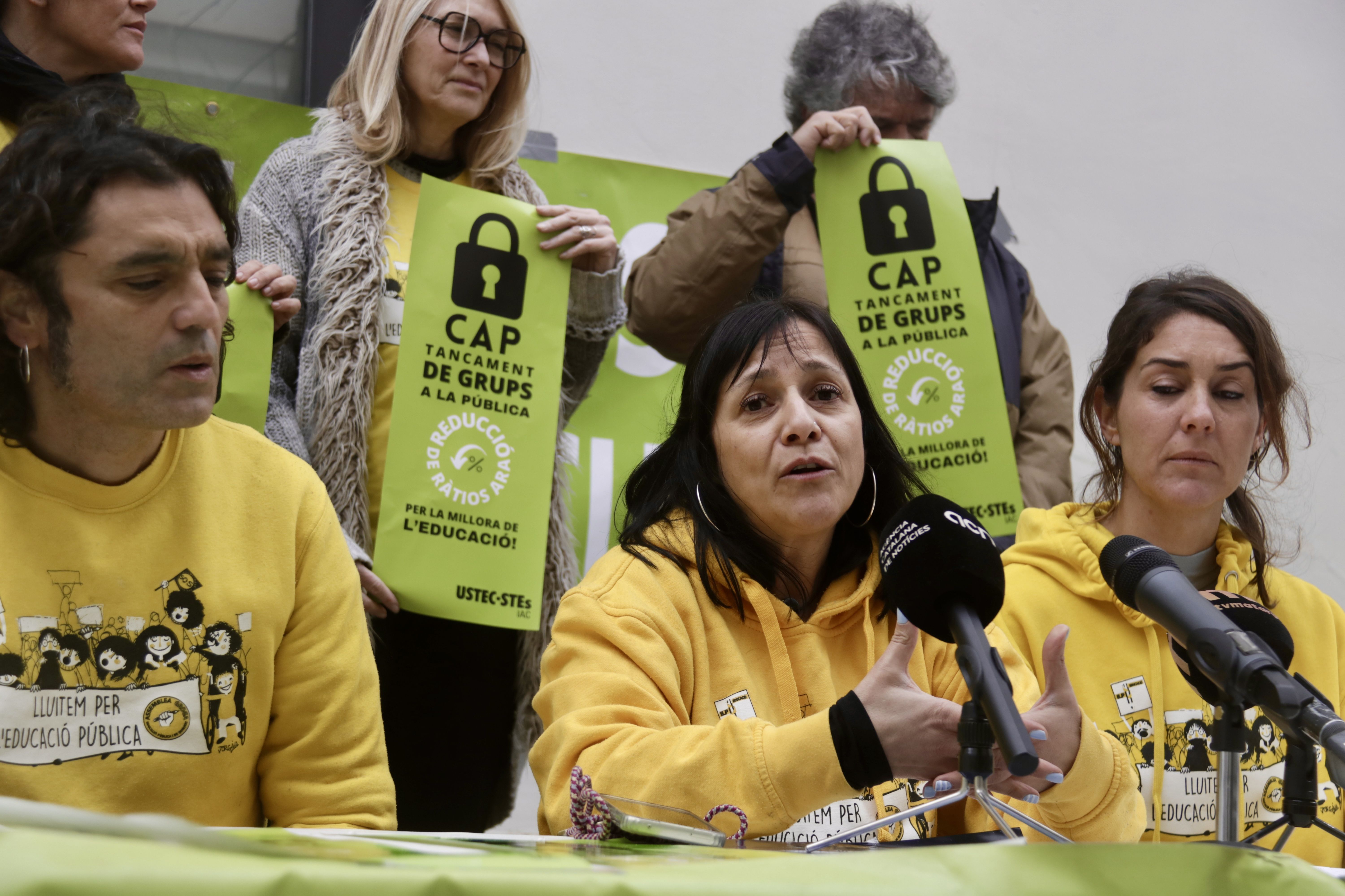 Roda de premsa d'USTEC a Mataró sobre el tancament de línies a escoles