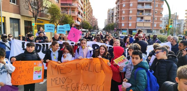 El Camí del Mig tallant el trànsit contra el tancament d'i3. Fotos: FV El Camí del Mig tallant el trànsit contra el tancament d'i3. Fotos: FV