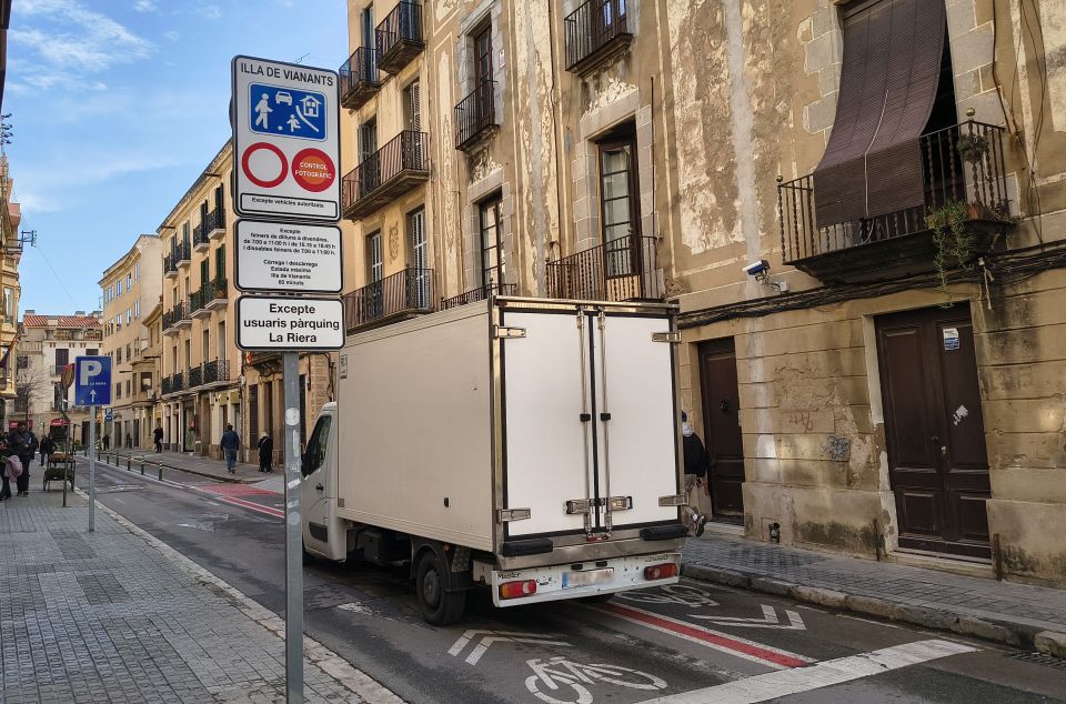 Acceso a la isla peatonal de Mataró. Foto: V. B. Acceso a la isla peatonal de Mataró. Foto: V. B.