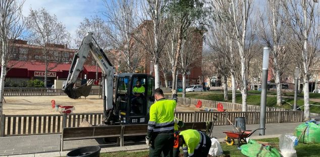 Replantada d'arbres a la plaça d'Andalusia de Mataró. Foto Ajuntament Replantada d'arbres a la plaça d'Andalusia de Mataró. Foto Ajuntament