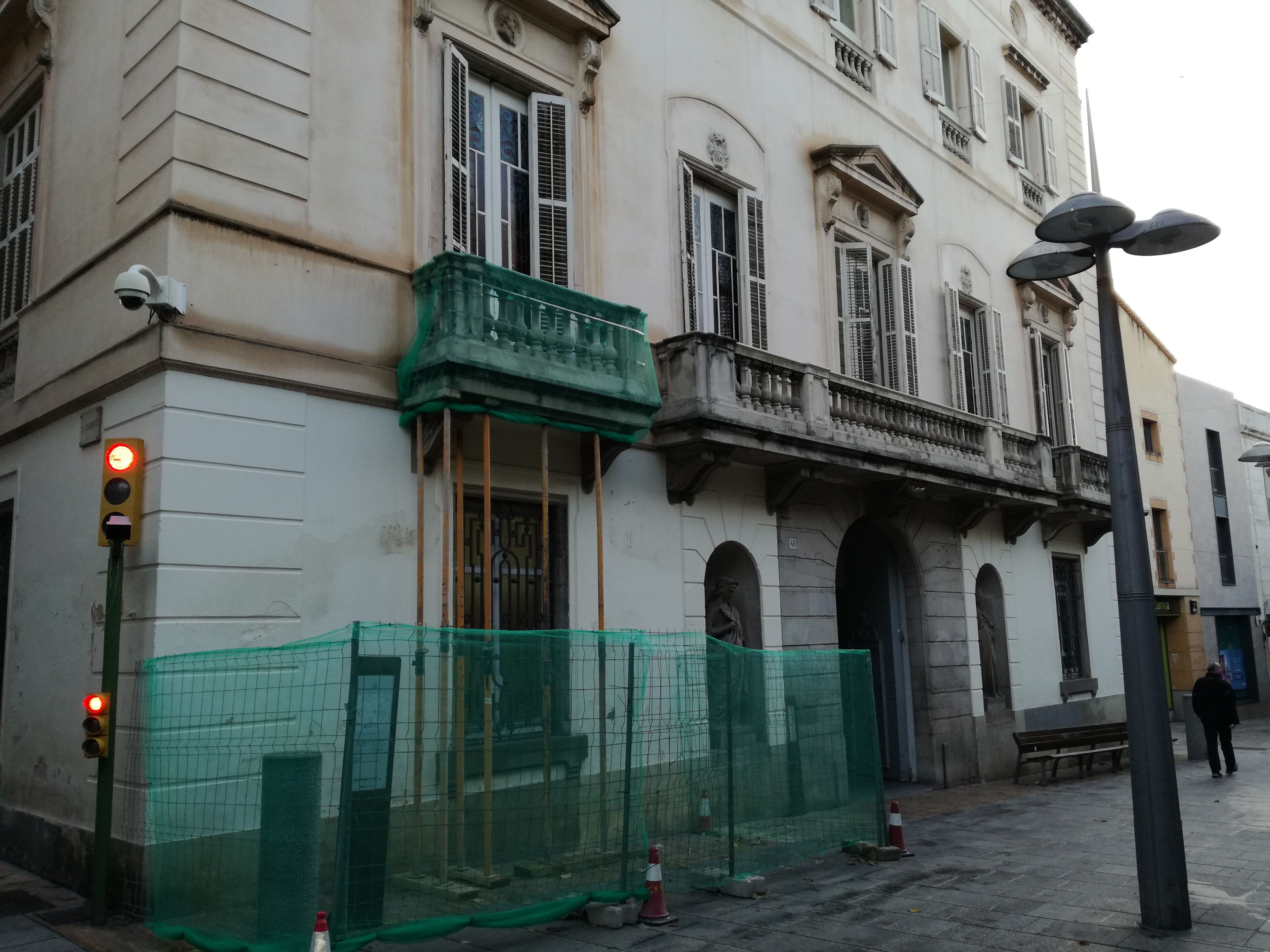 La fachada del Ayuntamiento, apuntalada. Foto: V. B.