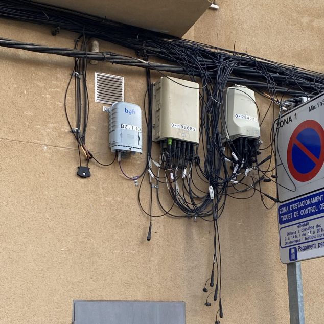 Cables aeris i a les façanes de Mataró Cables aeris i a les façanes de Mataró