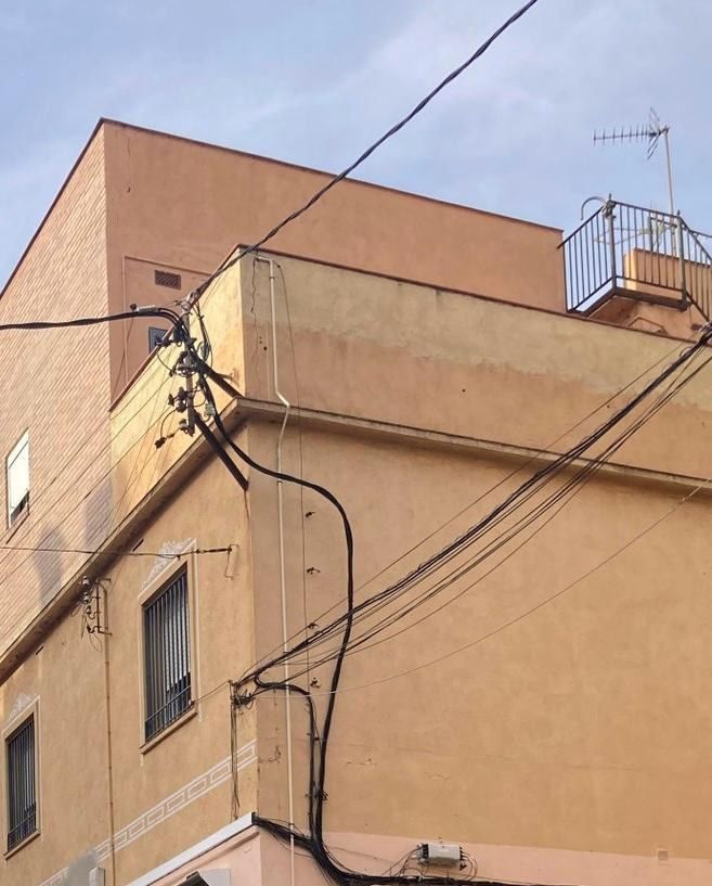 cables elèctrics en una façana cables elèctrics en una façana