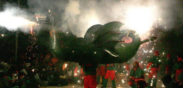 Baile de dragones a la plaza de la Muralla