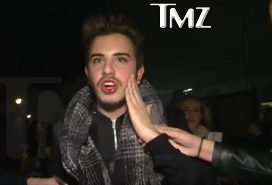 Captura de pantalla del vídeo de TMZ donde se ve el joven mataroní después de sufrir la agresión.