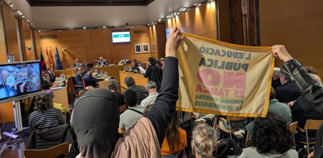 La protesta en defensa de l'escola pública va tornar al Ple Municipal. Foto: BM La protesta en defensa de l'escola pública va tornar al Ple Municipal. Foto: BM