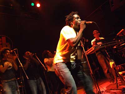 Uno de los cuatro cantantes en plena actuación Uno de los cuatro cantantes en plena actuación