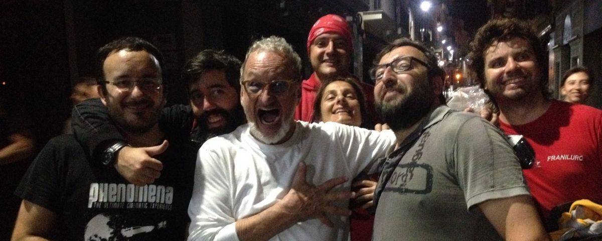 El actor Robert Englund en medio de mataronins.