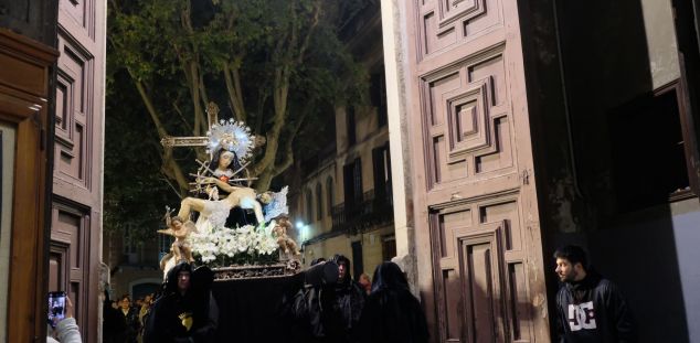 Momento de la Noche del Silencio de la Semana Santa de Mataró. Foto: Carme Francés