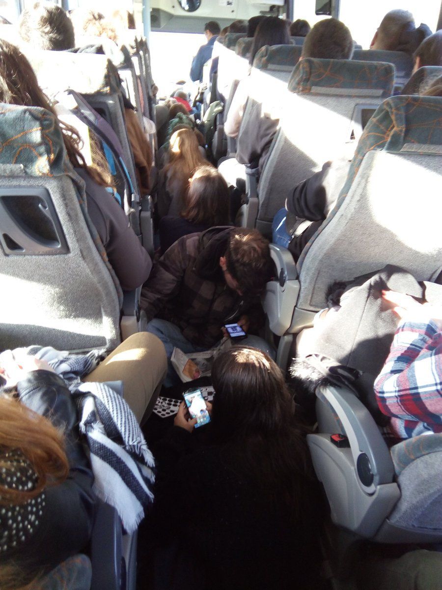 L'autobús, saturat en un viatge a finals de l'any passat. Foto: Arran