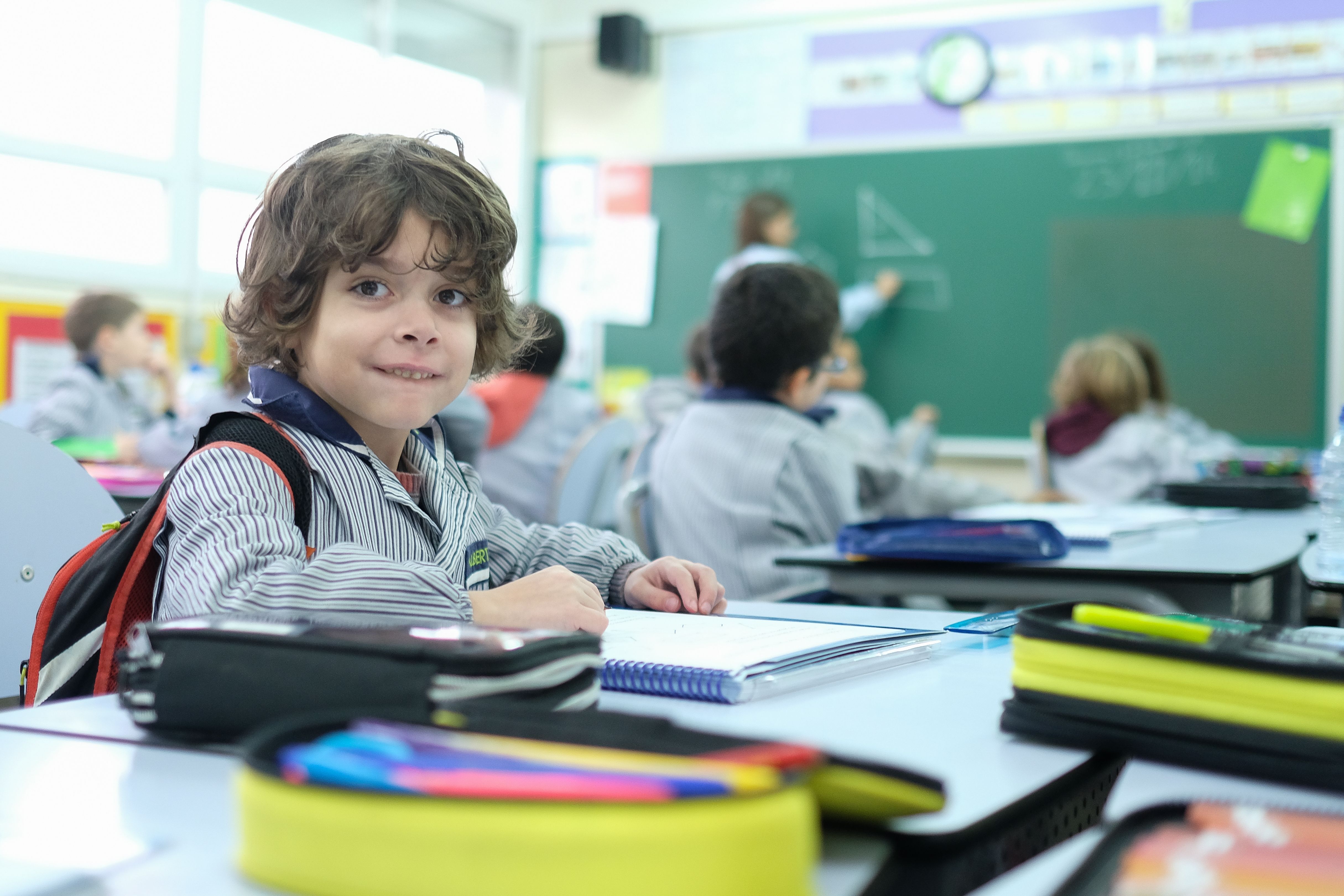 Albert Otero, en clase con los compañeros en la escuela Santa Anna. Foto: R. Gallofré