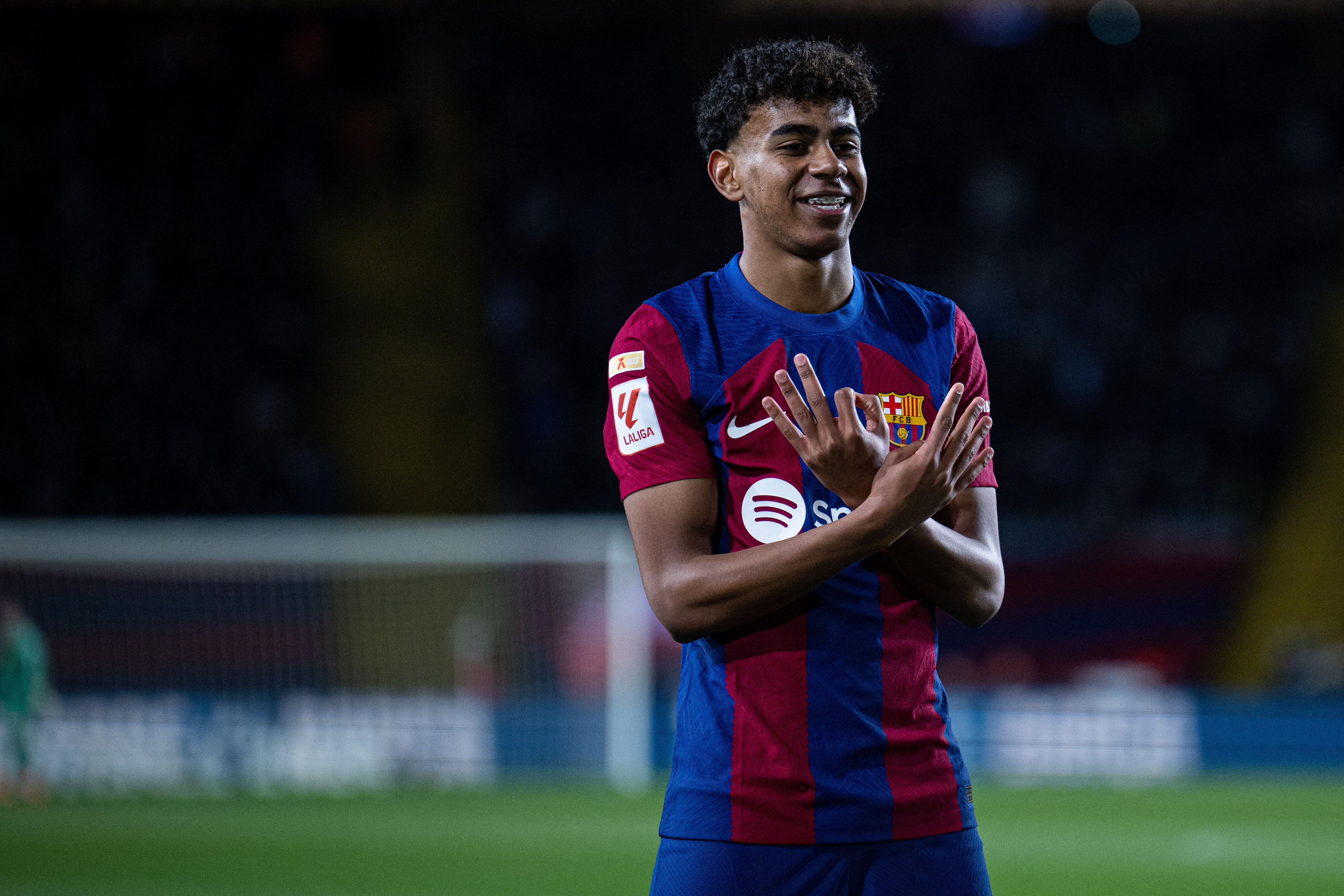 Lamine Yamal celebra un gol reivindicant el 304 de Rocafonda. Foto: Víctor Salgado / FC Barcelona