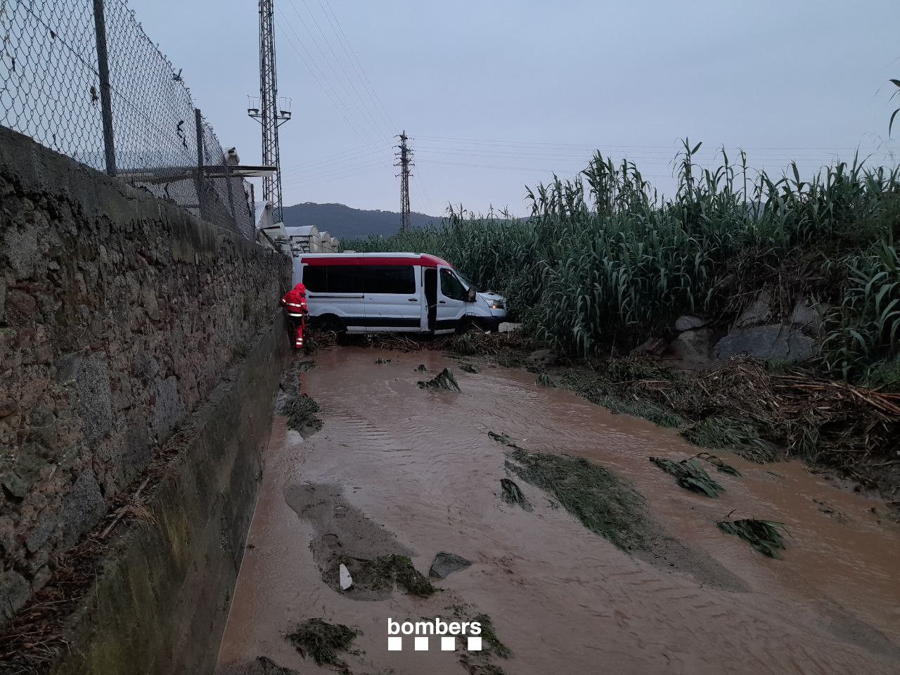 Vehículo arrastrado por la riera de Vilassar de Mar