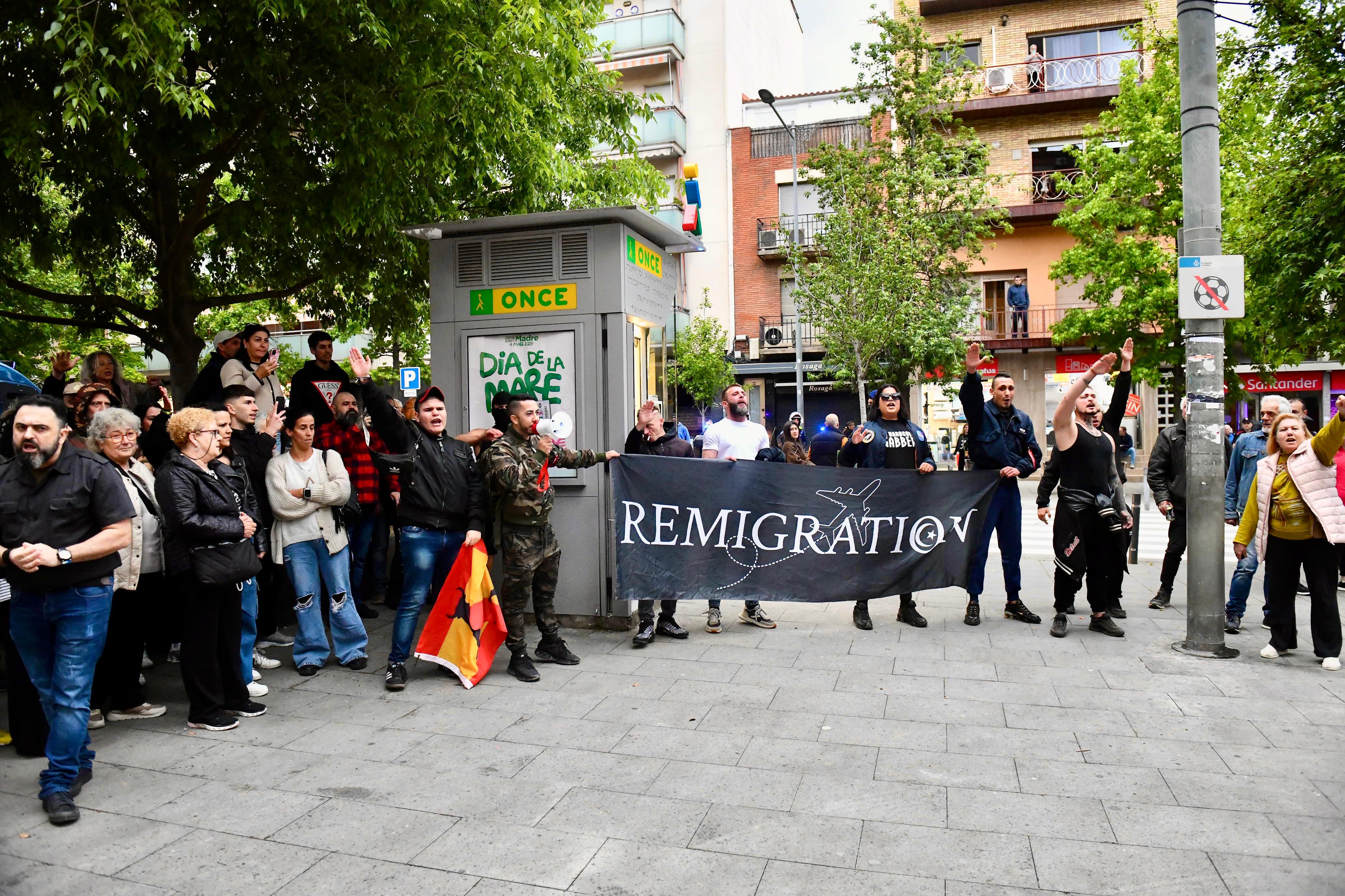 Integrantes de Deport Them Now en la manifestación en Mataró, en el mes de mayo