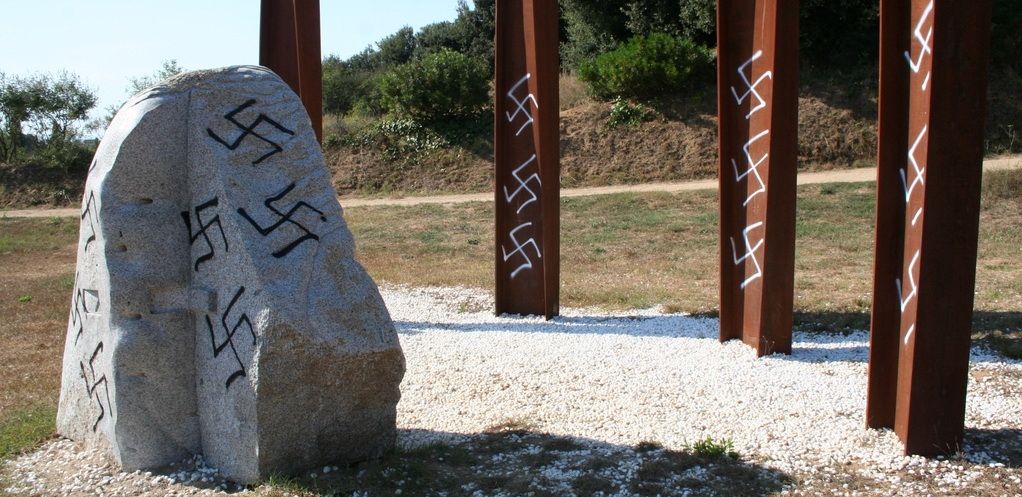 El monumento de la Independencia de Arenys de Munt cubierto de de esvásticas nazis