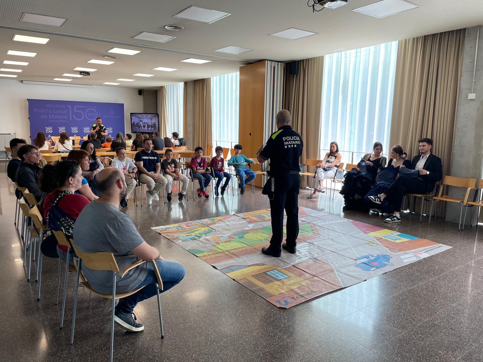 Un policia guiant els visitants a la comissaria. Foto: Ajuntament