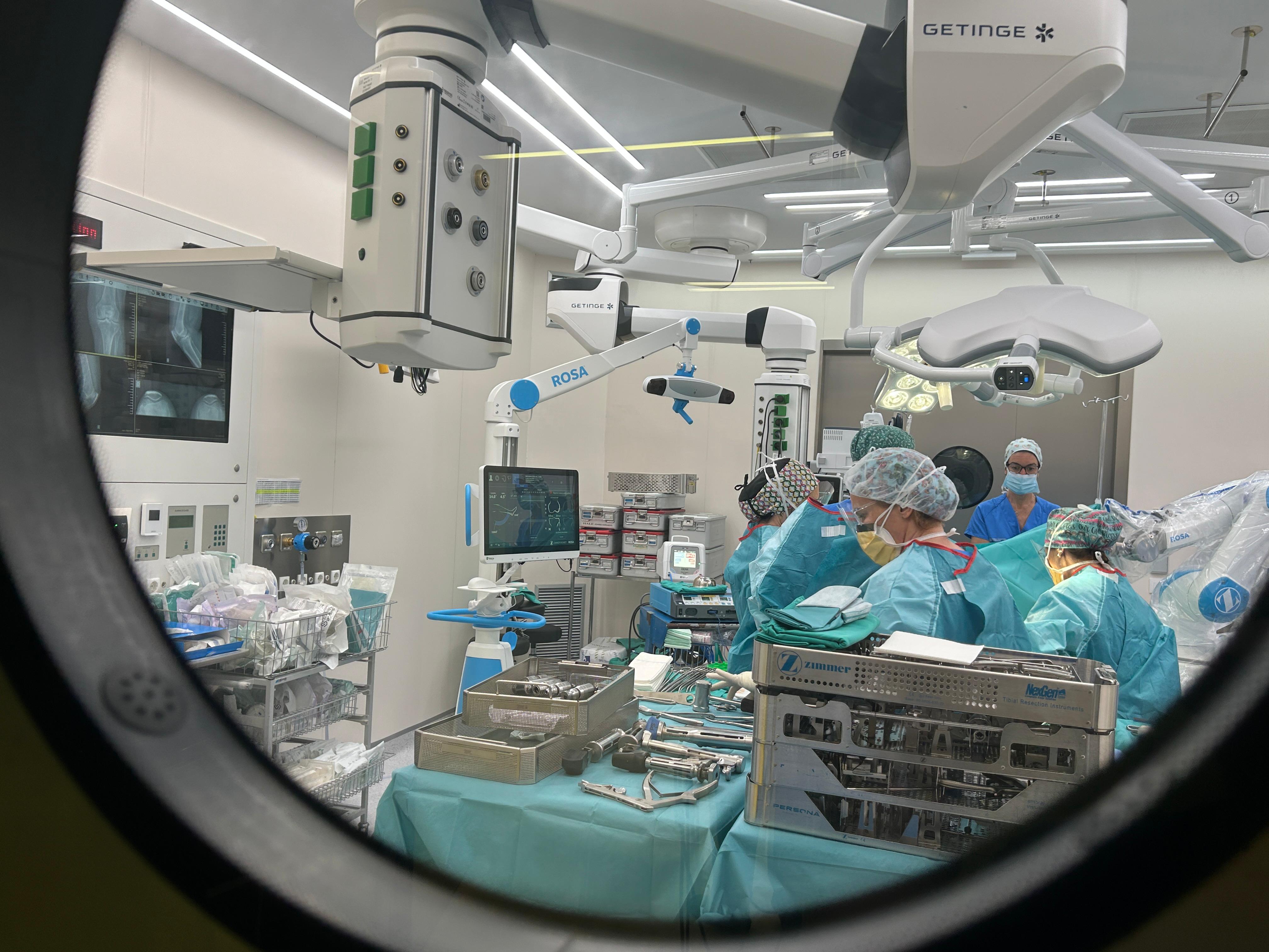 El nou robot per a les pròtesis de genoll de l'Hospital de Mataró