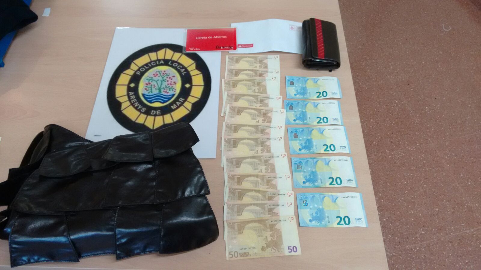 La bossa de mà i el contingut. Foto: Ajuntament d'Arenys de Mar
