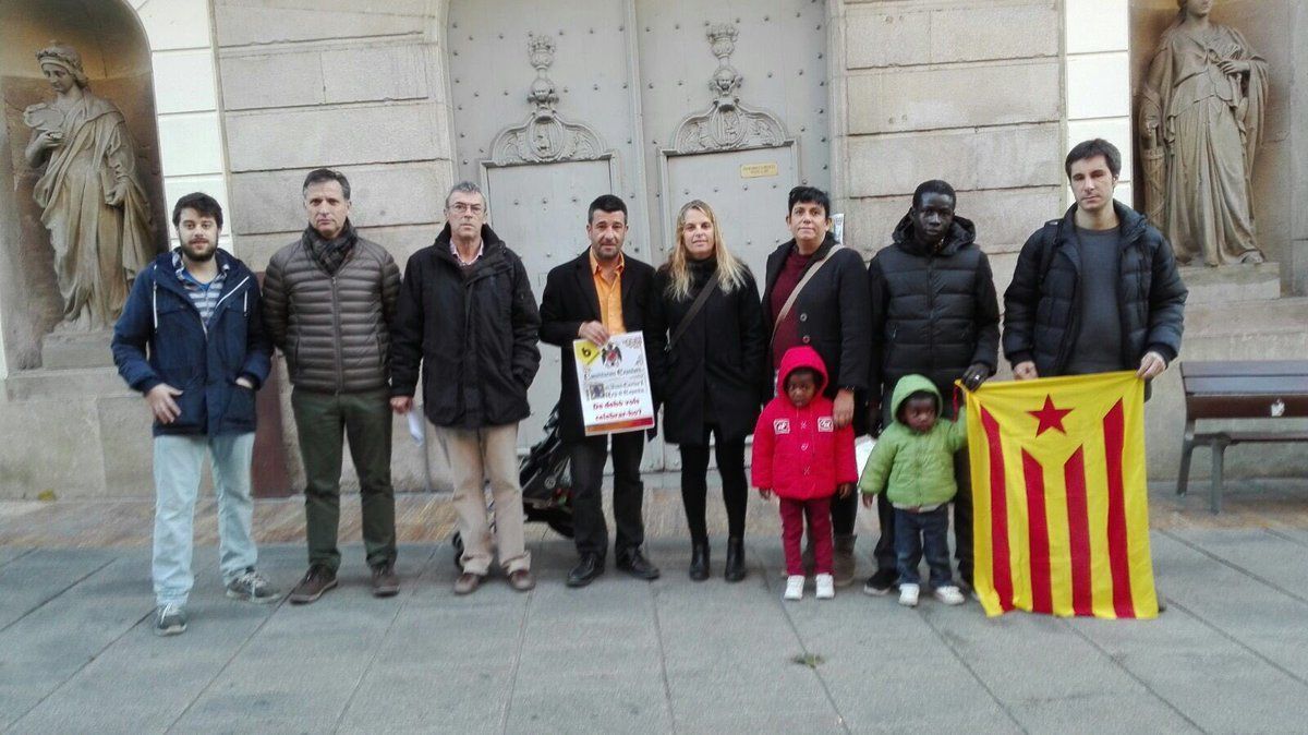Els regidors de la CUP i d'ERC, davant l'Ajuntament aquest dimarts. Foto: cedida