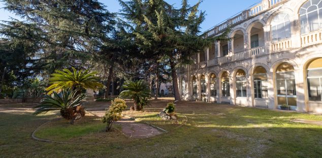 Pati de la Llar Cabanelles, a tocar de l'edifici. Foto: R. Gallofré Pati de la Llar Cabanelles, a tocar de l'edifici. Foto: R. Gallofré