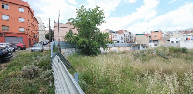 Solar al carrer del Mar amb carrer Penedès, l'antic Mas Miralles, on es farà l'aparcament. Foto: R.Gallofré