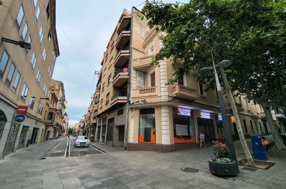 L'edifici on s'ha precipitat la dona a La Riera L'edifici on s'ha precipitat la dona a La Riera