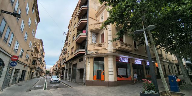 Una mujer herida grave al precipitarse de un quinto piso en La Riera de ...