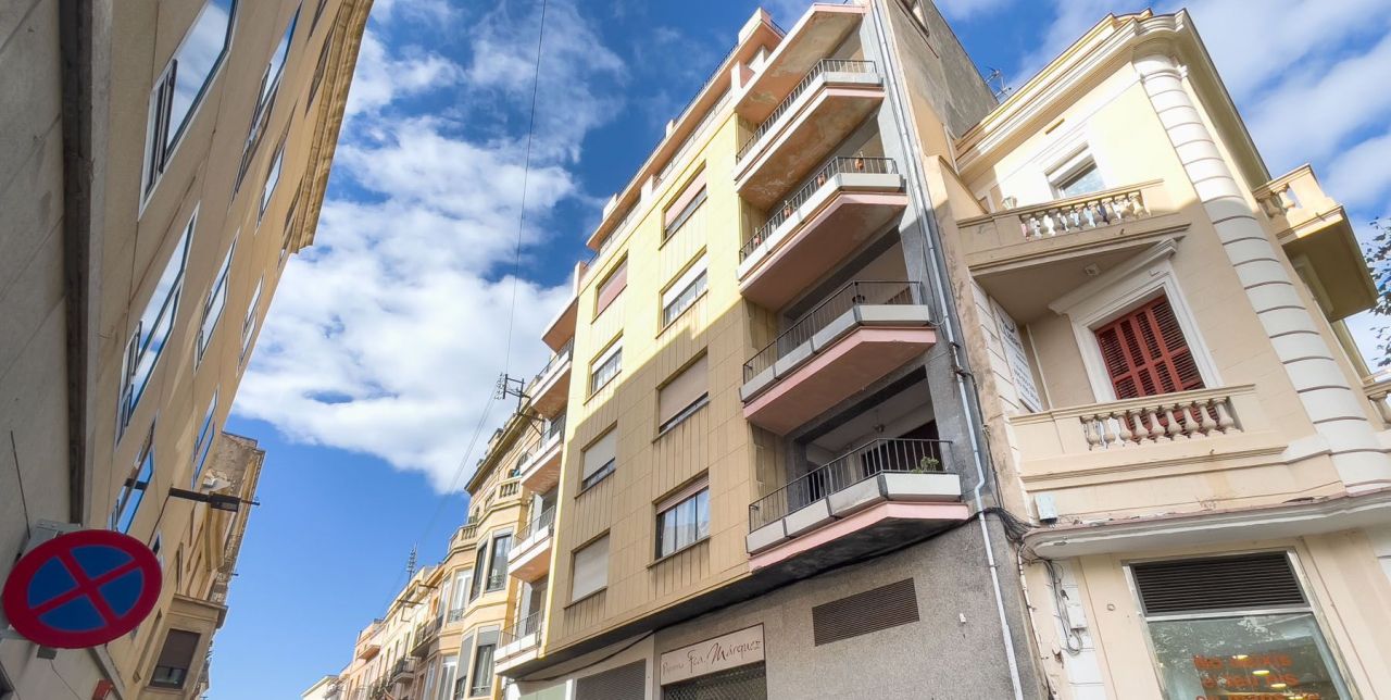 L'edifici del carrer d'Argentona amb La Riera on s'ha precipitat la dona L'edifici del carrer d'Argentona amb La Riera on s'ha precipitat la dona