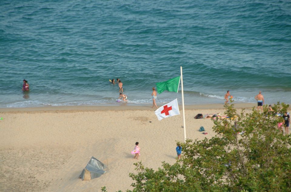 Bandera verde en la playa Bandera verde en la playa