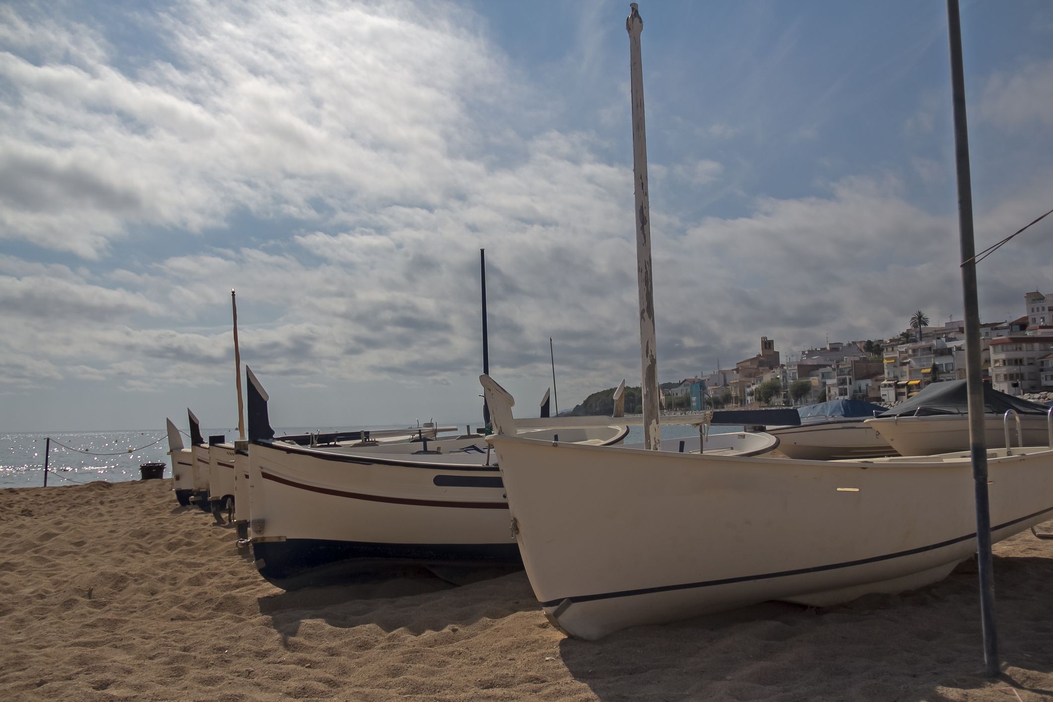 Barques a la platja del poble més bonic del Maresme segons la IA