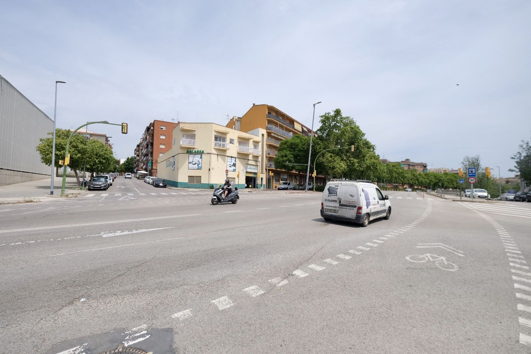 Cruce entre el Camí del Mig y la calle Francesc Layret.  Foto: R. Gallofré