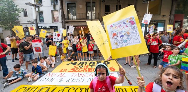 Manifestació en contra del tancament de línies escola pública. Foto: R,Gallofré Manifestació en contra del tancament de línies escola pública. Foto: R,Gallofré