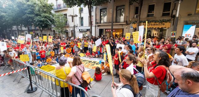 Manifestació en contra del tancament de línies escola pública. Foto: R,Gallofré Manifestació en contra del tancament de línies escola pública. Foto: R,Gallofré