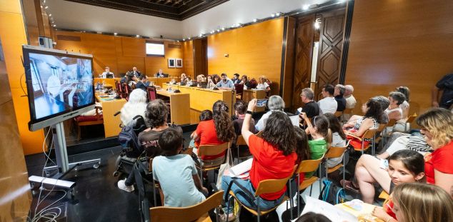 Ple Municipal contra del tancament de línies escola pública. Foto: R,Gallofré Ple Municipal contra del tancament de línies escola pública. Foto: R,Gallofré