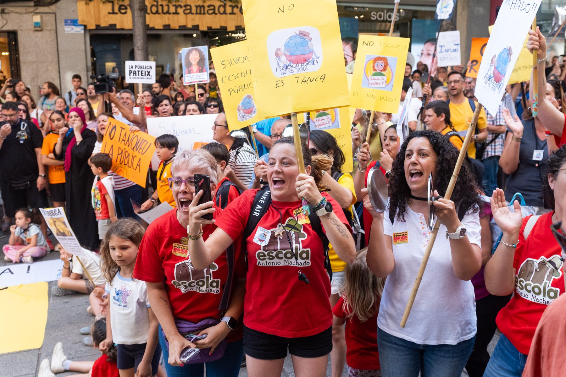 Manifestació en contra del tancament de línies escola pública. Foto: R,Gallofré