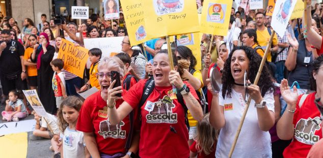 Manifestació en contra del tancament de línies escola pública. Foto: R,Gallofré