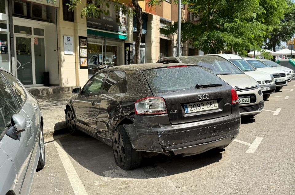 Coche abandonado en la Carretera de Mata Coche abandonado en la Carretera de Mata