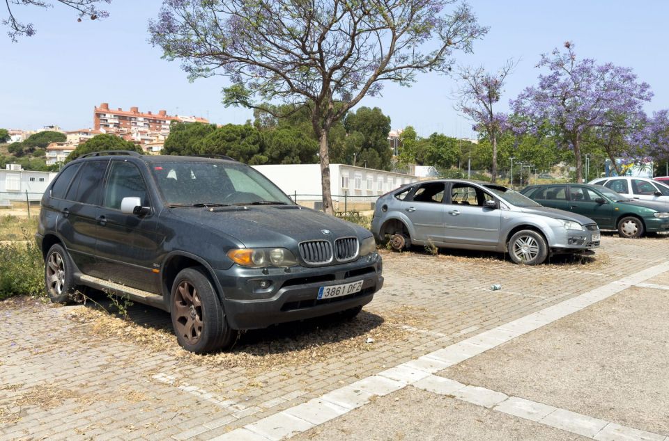 Coches abandonados en el aparcamiento Rafael Estrany Coches abandonados en el aparcamiento Rafael Estrany