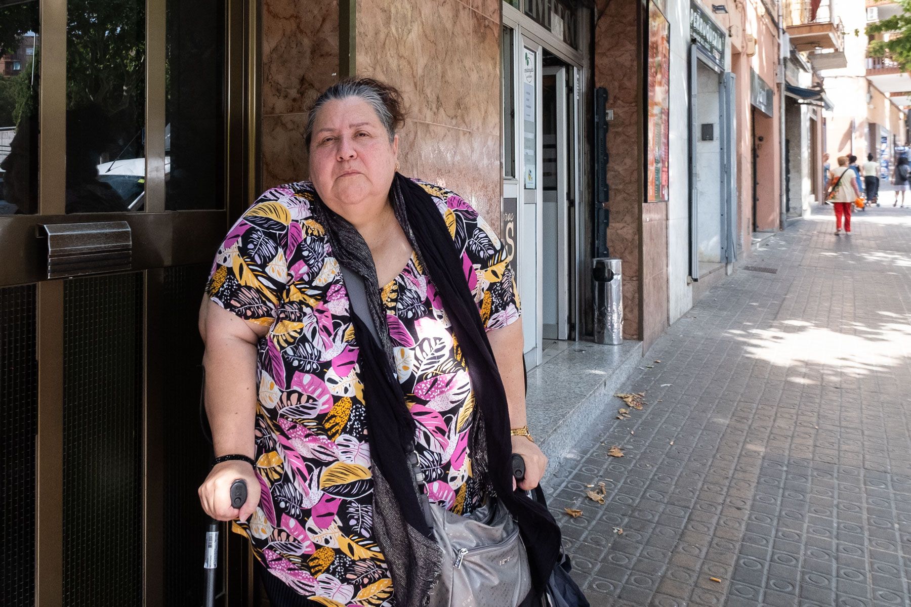 Soledad, en el portal de su piso en el barrio de Cerdanyola de Mataró. Foto: R. Gallofré