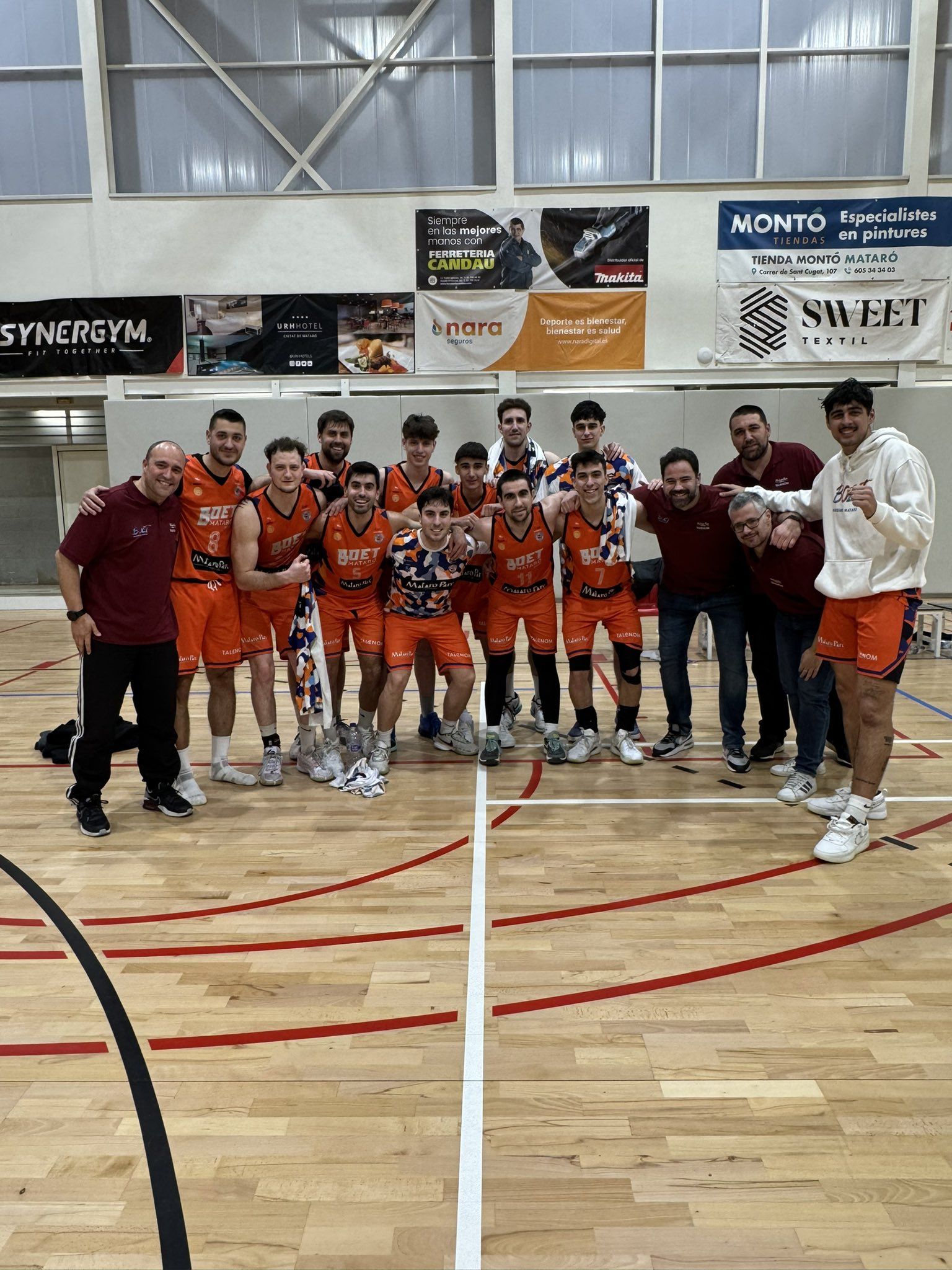 Marc Forcada, tercer per la dreta a la fila de baix, amb el seu equip. Foto, AE Boet.