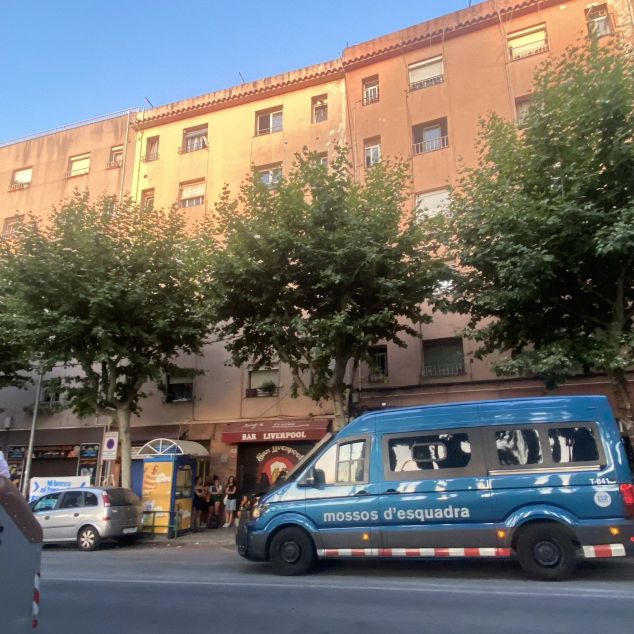 Mossos d'Esquadra en el piso que iba a ser desalojado Mossos d'Esquadra en el piso que iba a ser desalojado