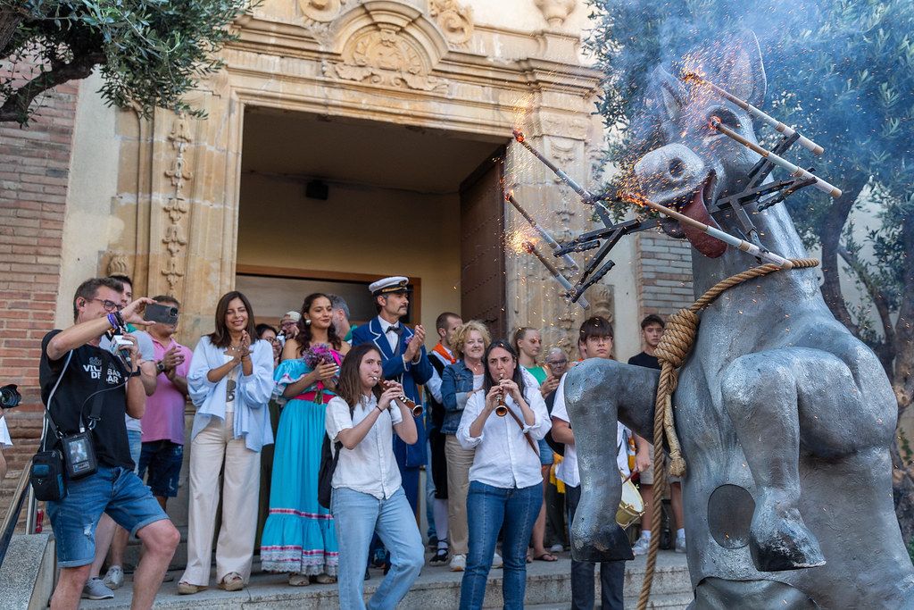 De la colgada del asno a los fuegos de bajo frenta al mar: San Juan es Fiesta Mayor en Vilassar