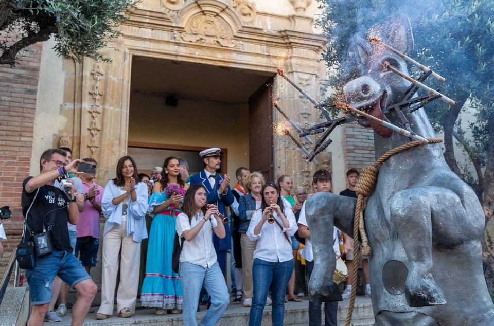 De la colgada del burro a los fuegos en la playa: Sant Joan es Fiesta Mayor en Vilassar