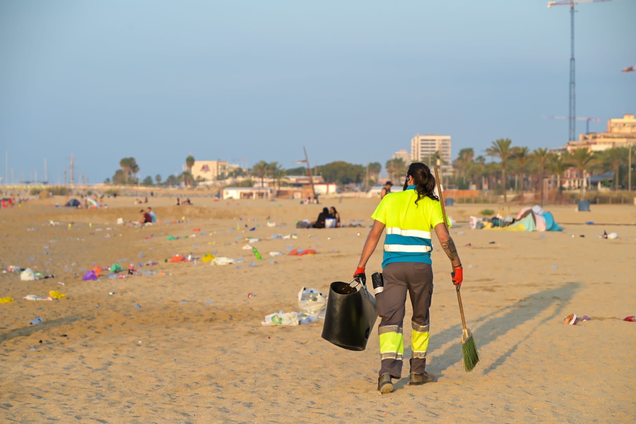 Operarios de limpieza un día de San Juan en Mataró