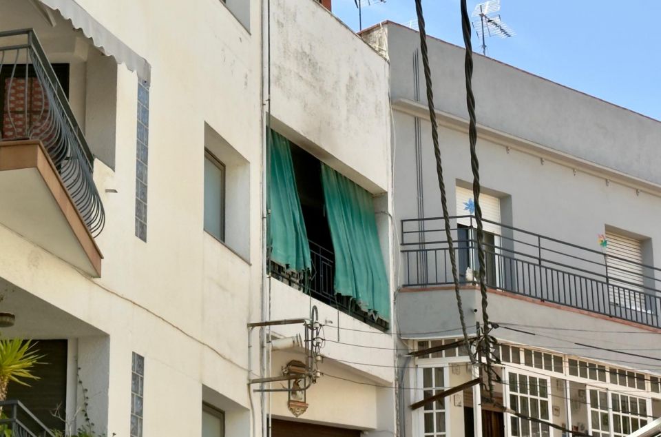 Un home i una dona moren en un incendi d'habitatge a Mataró. Foto: R. Gallofré Un home i una dona moren en un incendi d'habitatge a Mataró. Foto: R. Gallofré